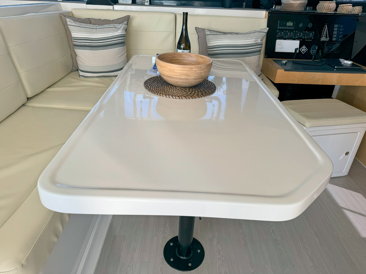 Le carré en L répond à un programme de Propriétaire : il peut accueillir quatre voire cinq personnes en utilisant les tabourets.