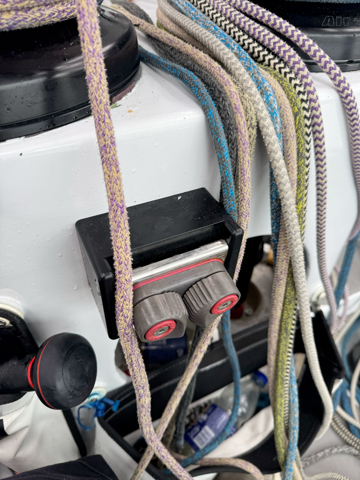 L’interface ACS (système de communication avancées) dans le cockpit permet de contrôler des fonctions  clé comme le largage automatique des écoutes en fonction de la gite  et/ou de l’enfournement.