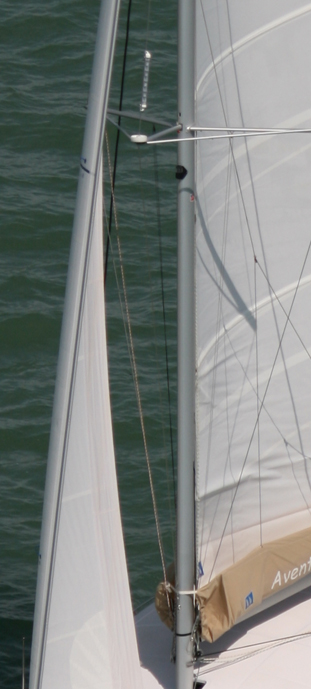 The aluminium profile is slender; 14.5 m for a hull length of 10m. It is held laterally and bent thanks to one set of 3-point spreaders.