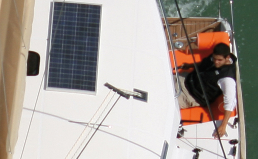 A clever assembly of returns and blocks leads the control lines to each side of the cockpit, through the bimini.