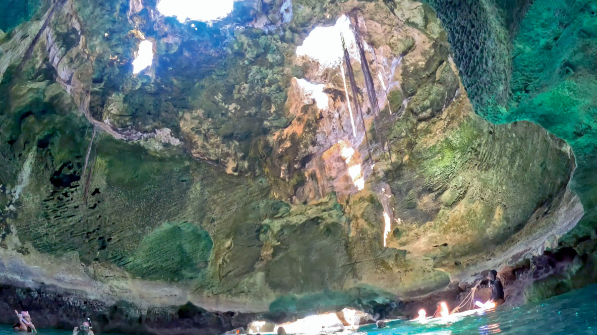 Le site de Thunderball présente une grotte à demi sous-marine éclairée par quelques rares ouvertures.