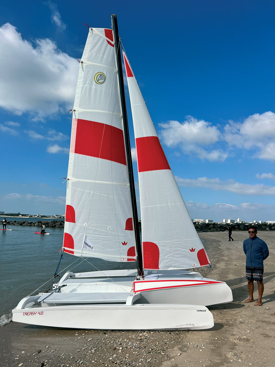 Le gréement et les voiles sont empruntés à des catamarans de série… mais une planche à voile peut également être mise à contribution.