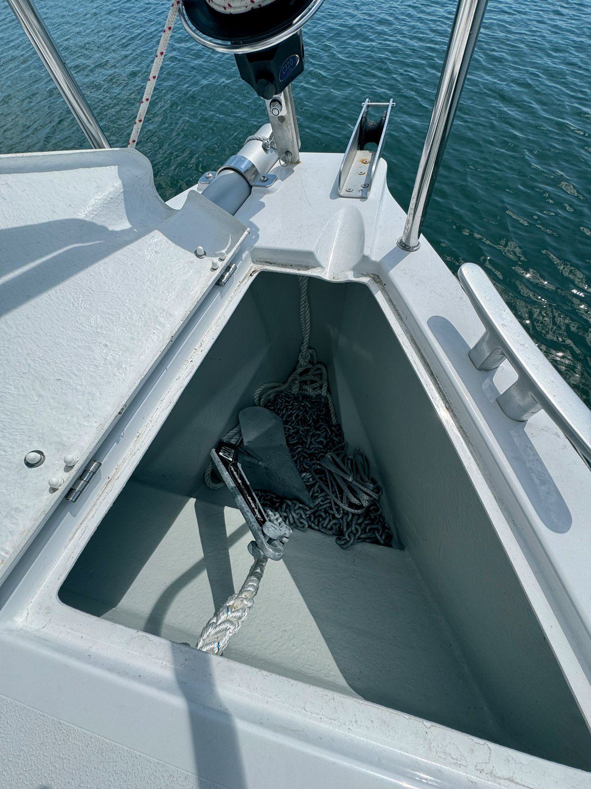 Tous les Tricat 8,50 sont équipés d’une baille à mouillage mais davier (basculant ou non) et guindeau  (non présent sur ce modèle)  sont livrés en option.