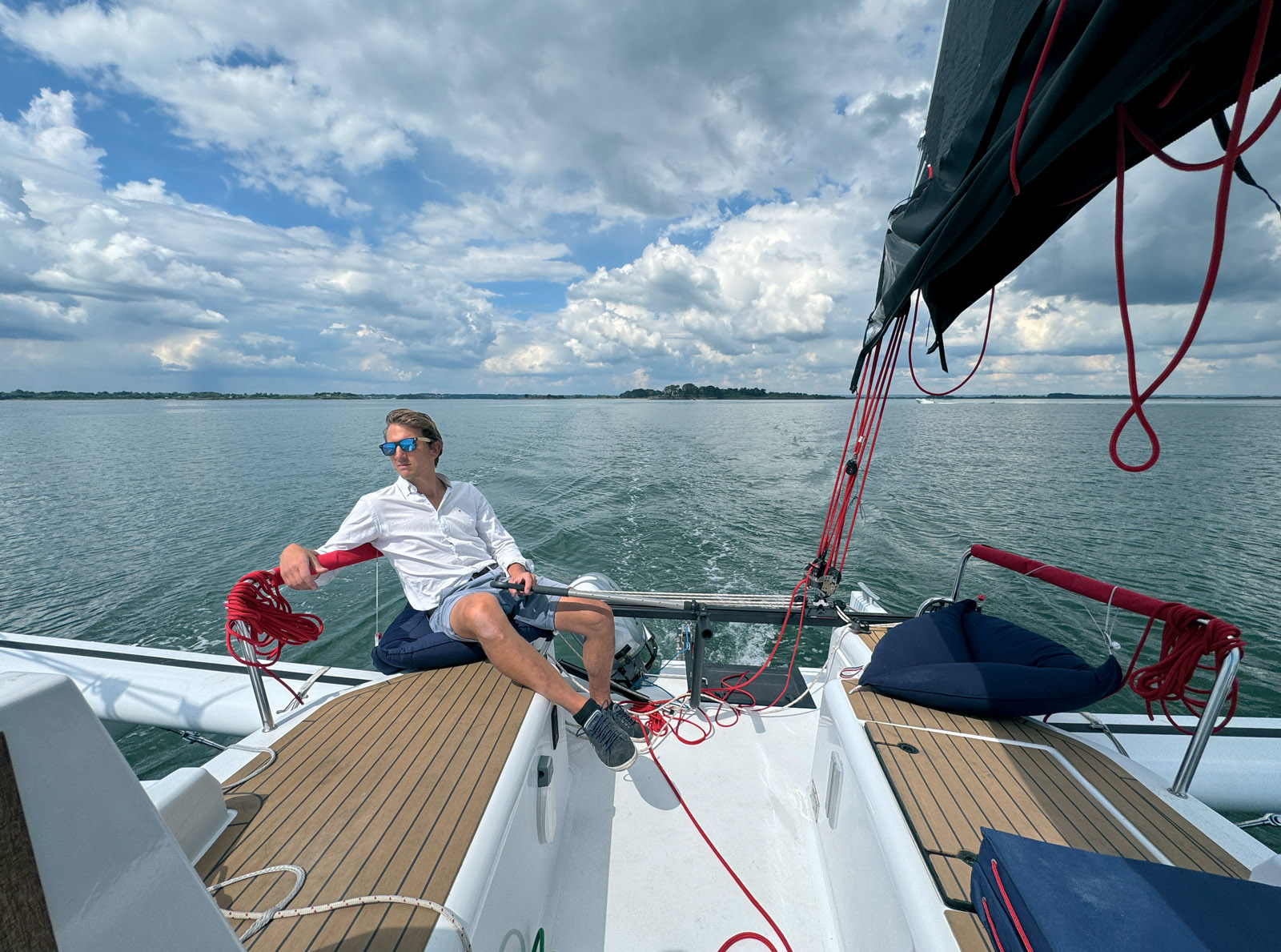 Le cockpit à un seul niveau est plutôt confortable ;  depuis sa position, le barreur a un accès optimal pour régler au mieux la grand-voile.