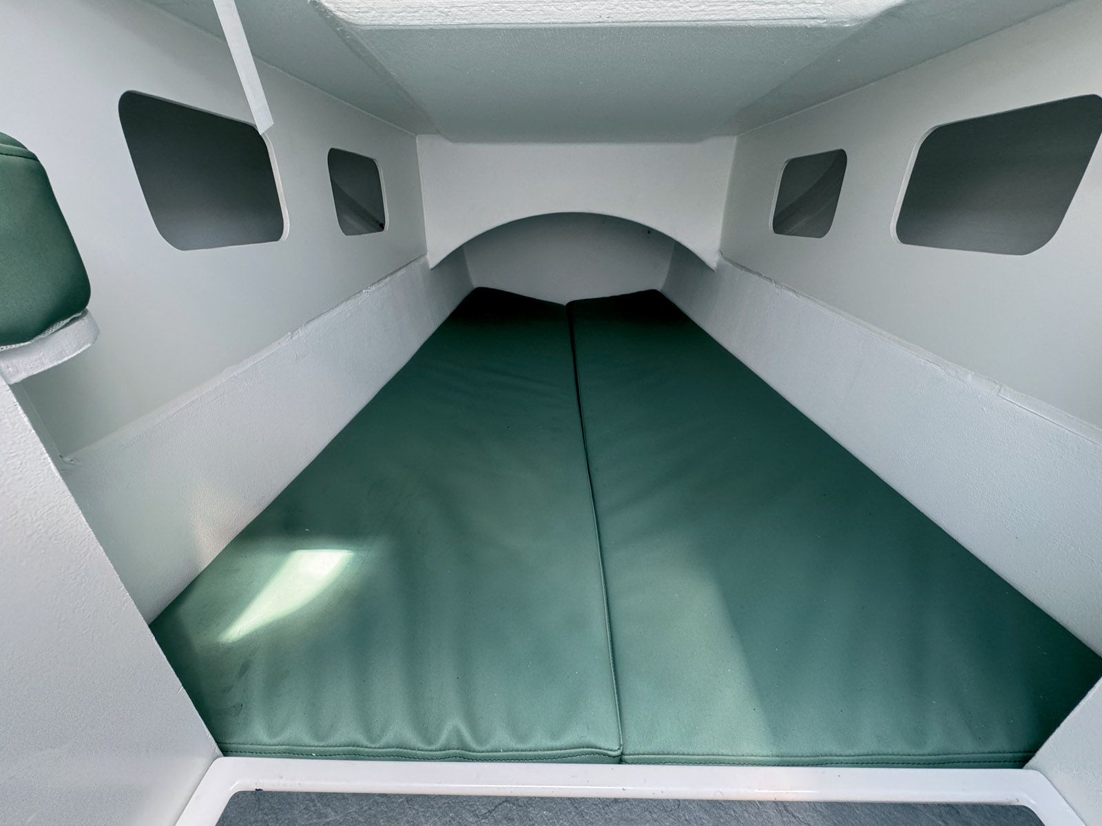 Installée à raz des fonds, la conchette arrière se glisse sous le cockpit ; sa largeur est limitée à 1,05 m.