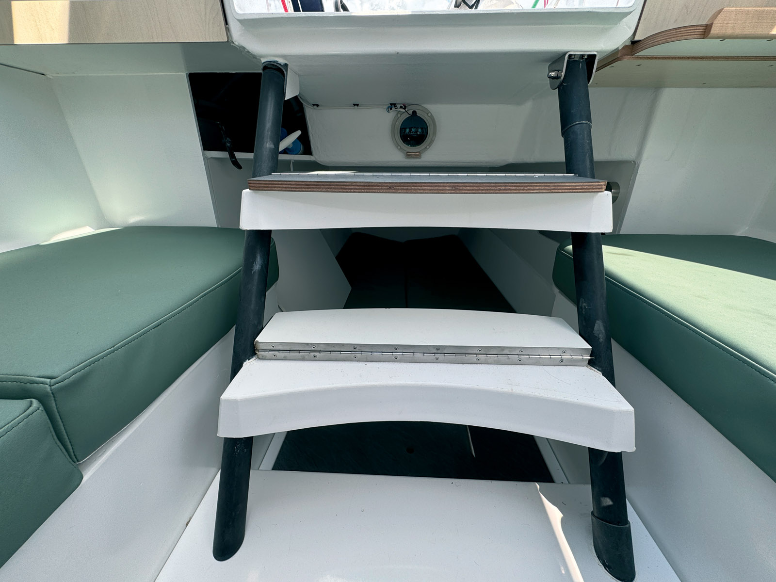 L’ échelle de descente fait office de siège et pivote pour libérer l’accès à la couchette arrière.