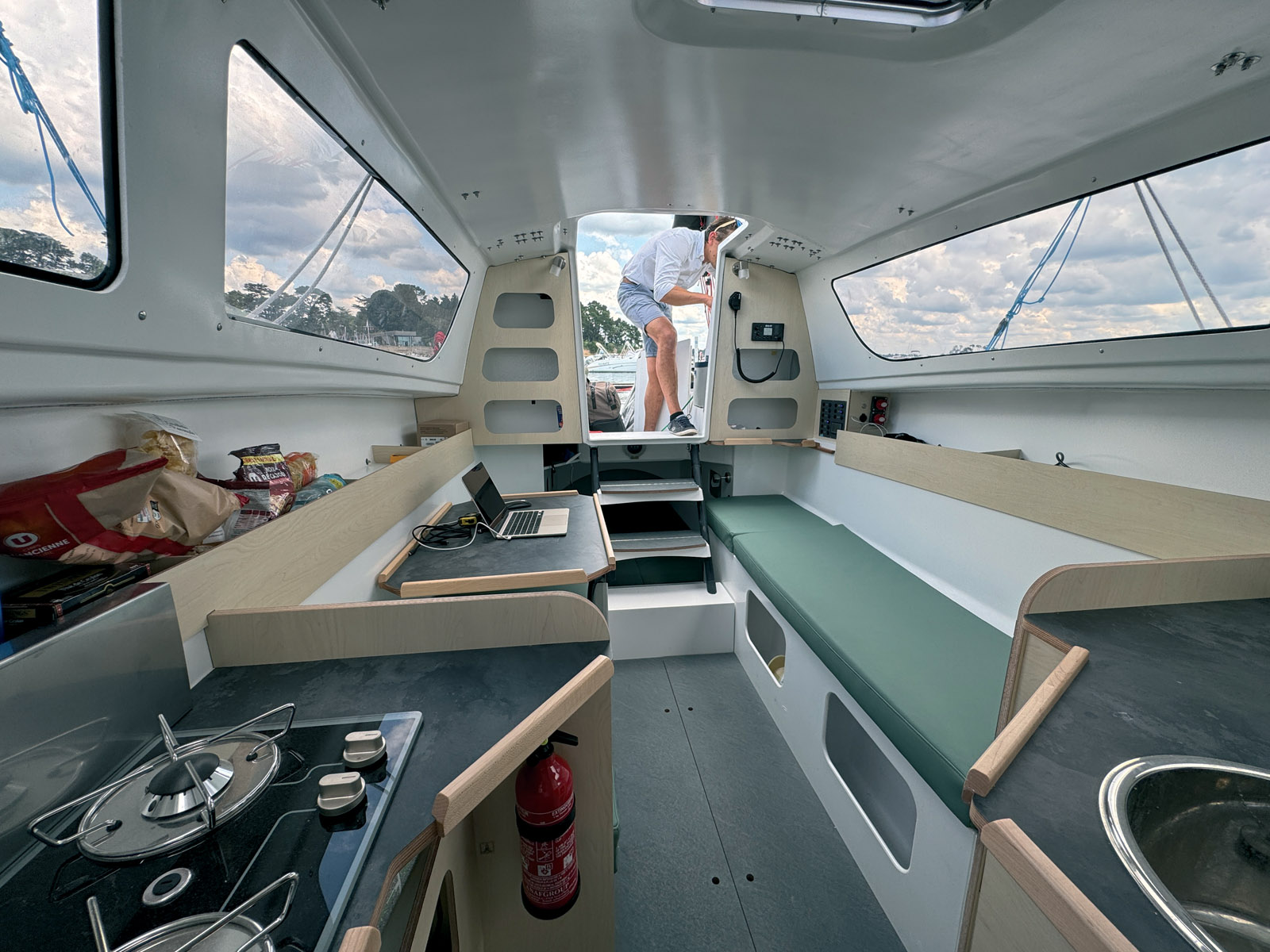 Le volume de la zone de vie est satisfaisant et la hauteur sous barrot généreuse.