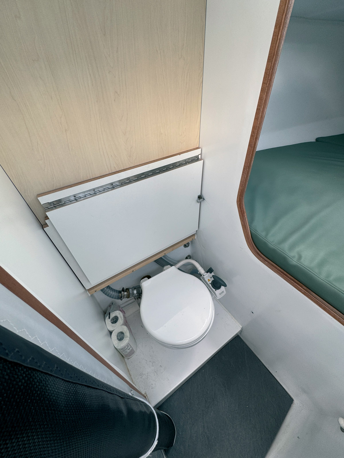 La salle d’eau est installée en coursive avec un WC malin qui disparait sous un meuble mobile. 