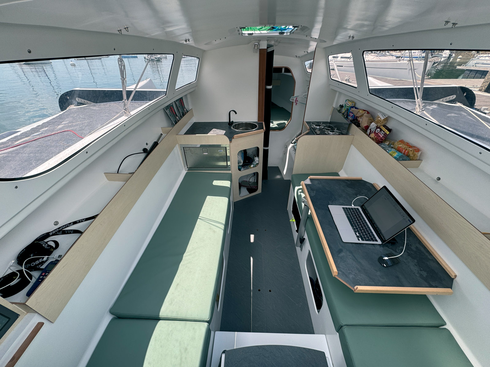 La fameuse table Tricat peut adopter toutes les positions et même s’installer à l’extérieur.