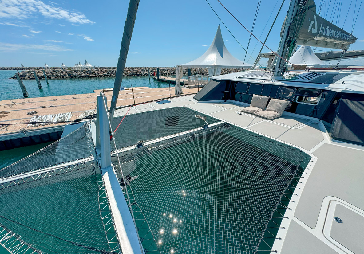 Les trampolines se prolongent en triangle vers l’extrémité du bout-dehors pour sécuriser les manœuvres.