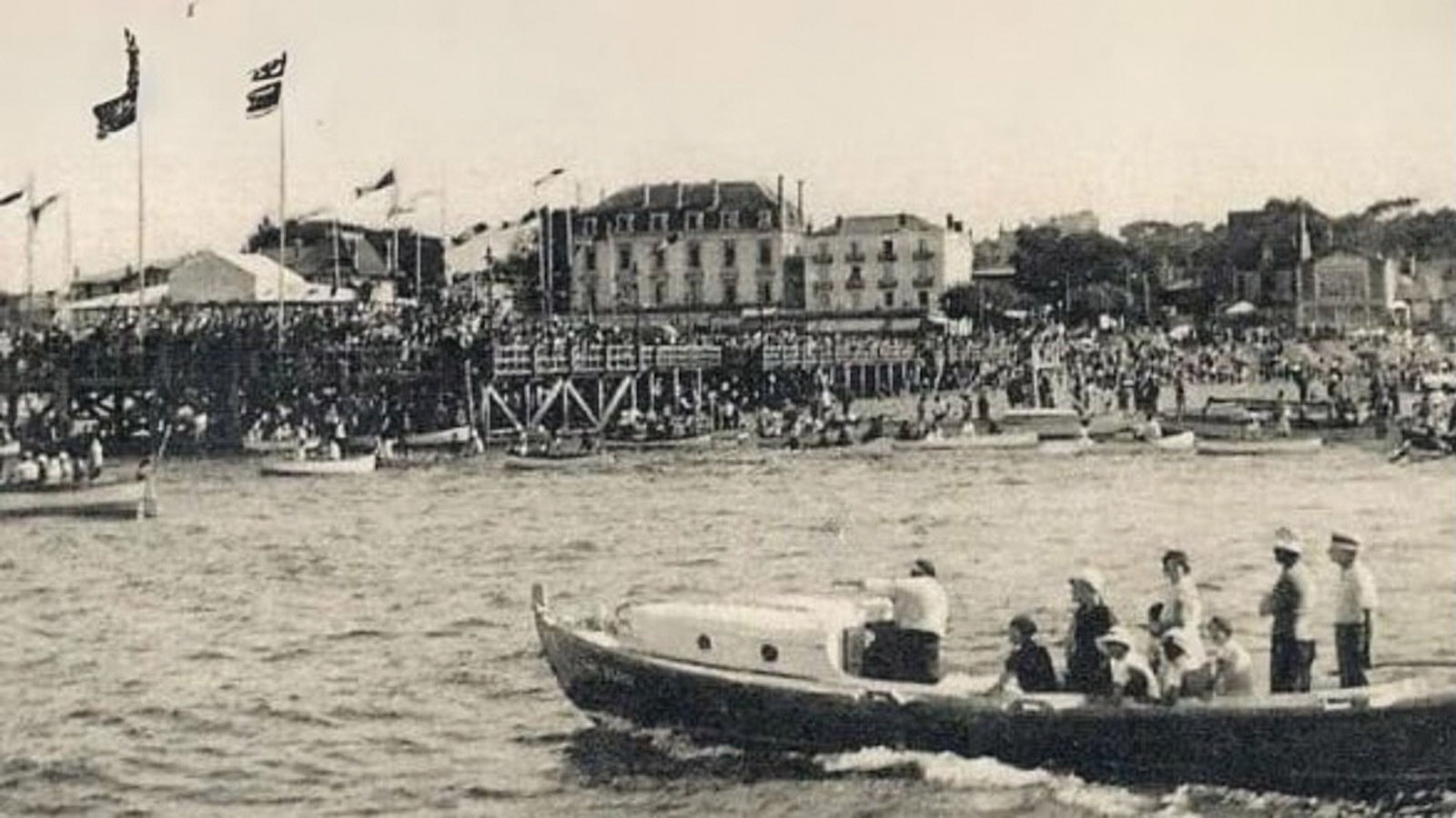 Devant Arcachon, une des premières pinasses équipée d’un moteur Couach.