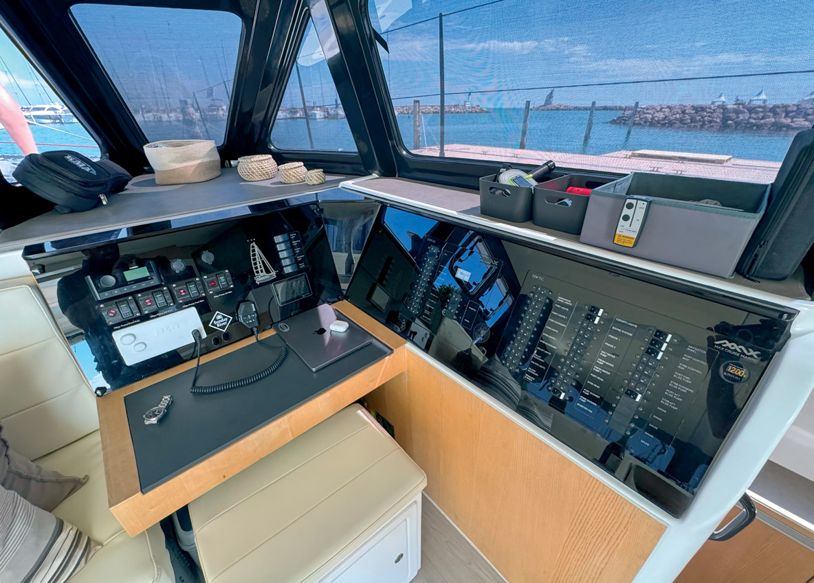 La table à cartes est installée face à la route ; le navigateur a accès ici à toute l’instrumentation électrique et électronique du bord.