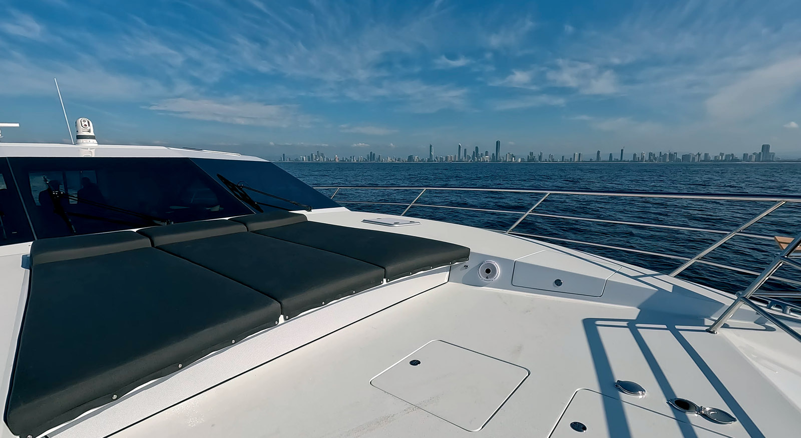 Sur le pontage avant, contre le rouf, un grand solarium est aménagé.