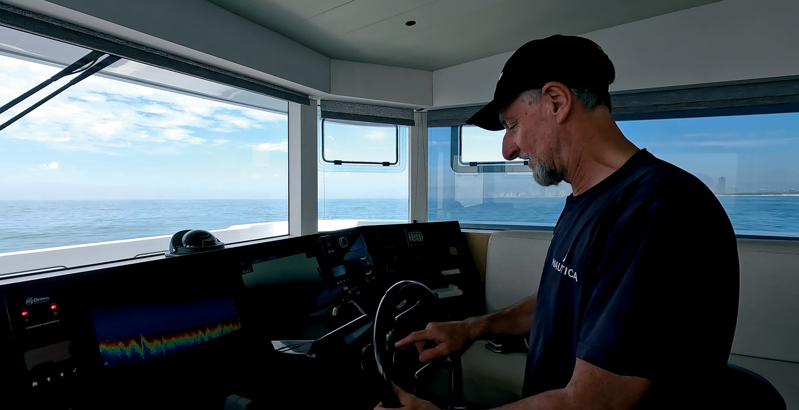 Tous les équipements de navigation sont présents sur le flybridge. Le poste de commande est également équipé de deux propulseurs d’étrave et d’écrans Garmin de 16 pouces. Une vue imprenable, une bonne ergonomie et une transmission fluide m’ont permis de profiter pleinement de mon temps à la barre. 