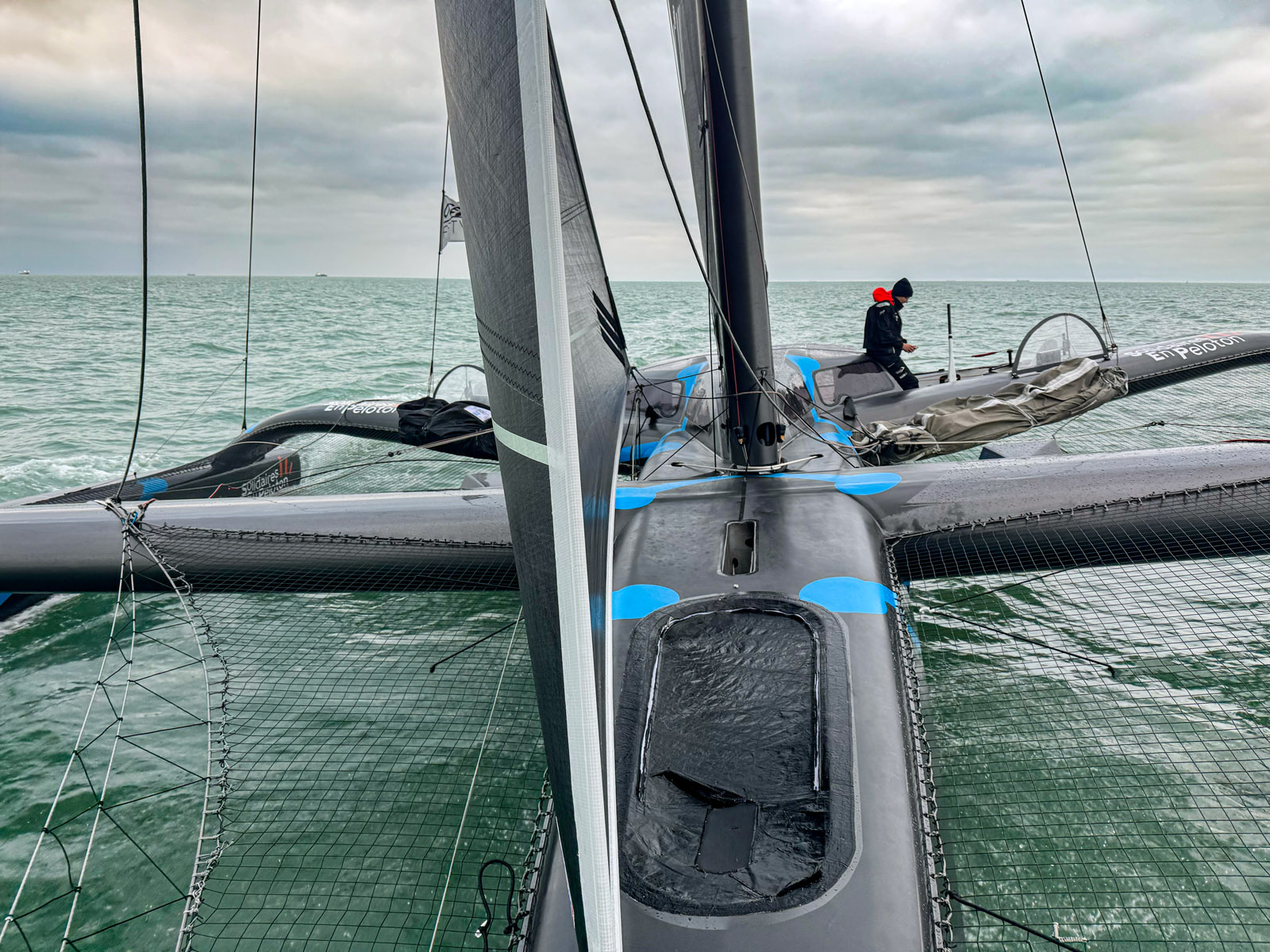 La mer est plate ?  Alors les voiles le sont également…