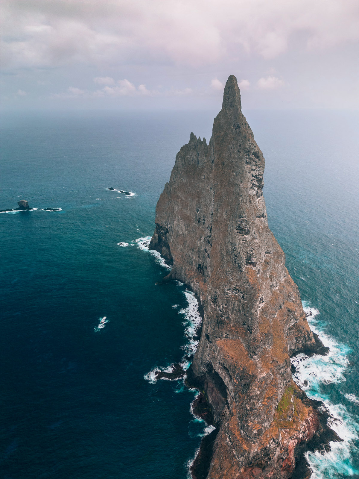 Capable de naviguer à 50 nœuds, le XF75 peut s’aventurer partout – le powercat explore ici l’îlot isolé de Balls Pyramid, en mer de Tasmanie – car il peut s’échapper avant l’arrivée du (très) mauvais temps... 