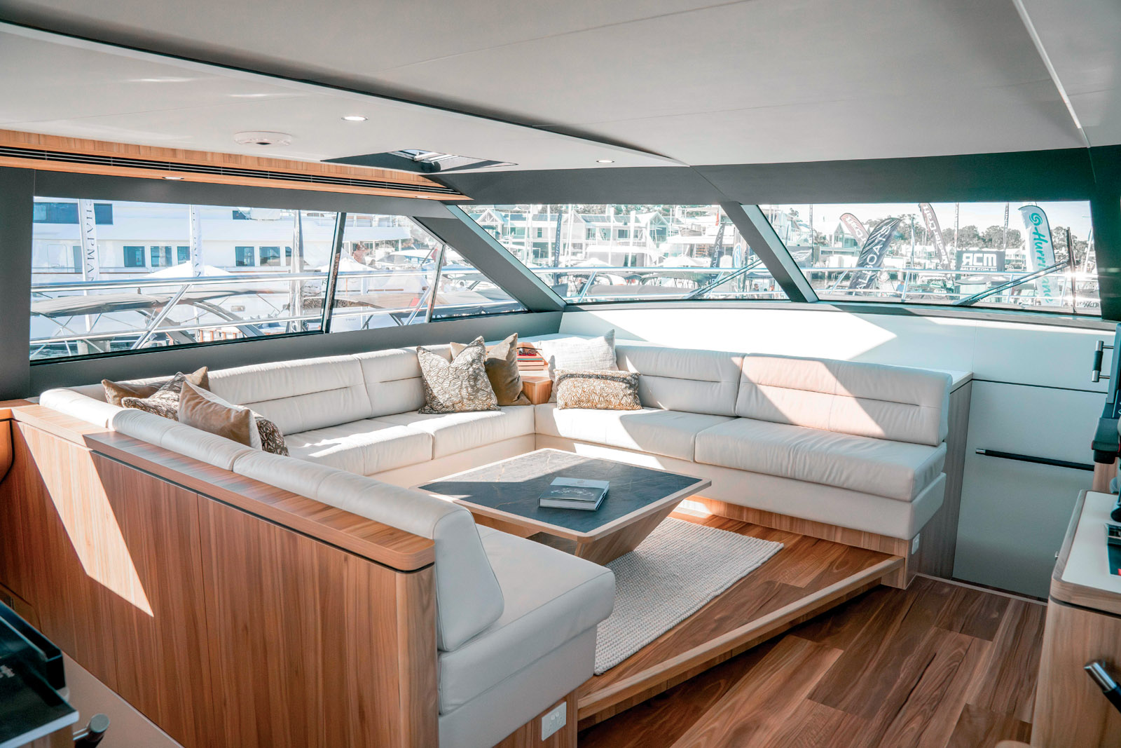 Le salon avant est surélevé afin de garantir une vue sur la mer lorsque l’on est assis. Il témoigne du savoir-faire artisanal du chantier Voodoo avec sa table basse élégante qui intègre un espace de rangement discret.