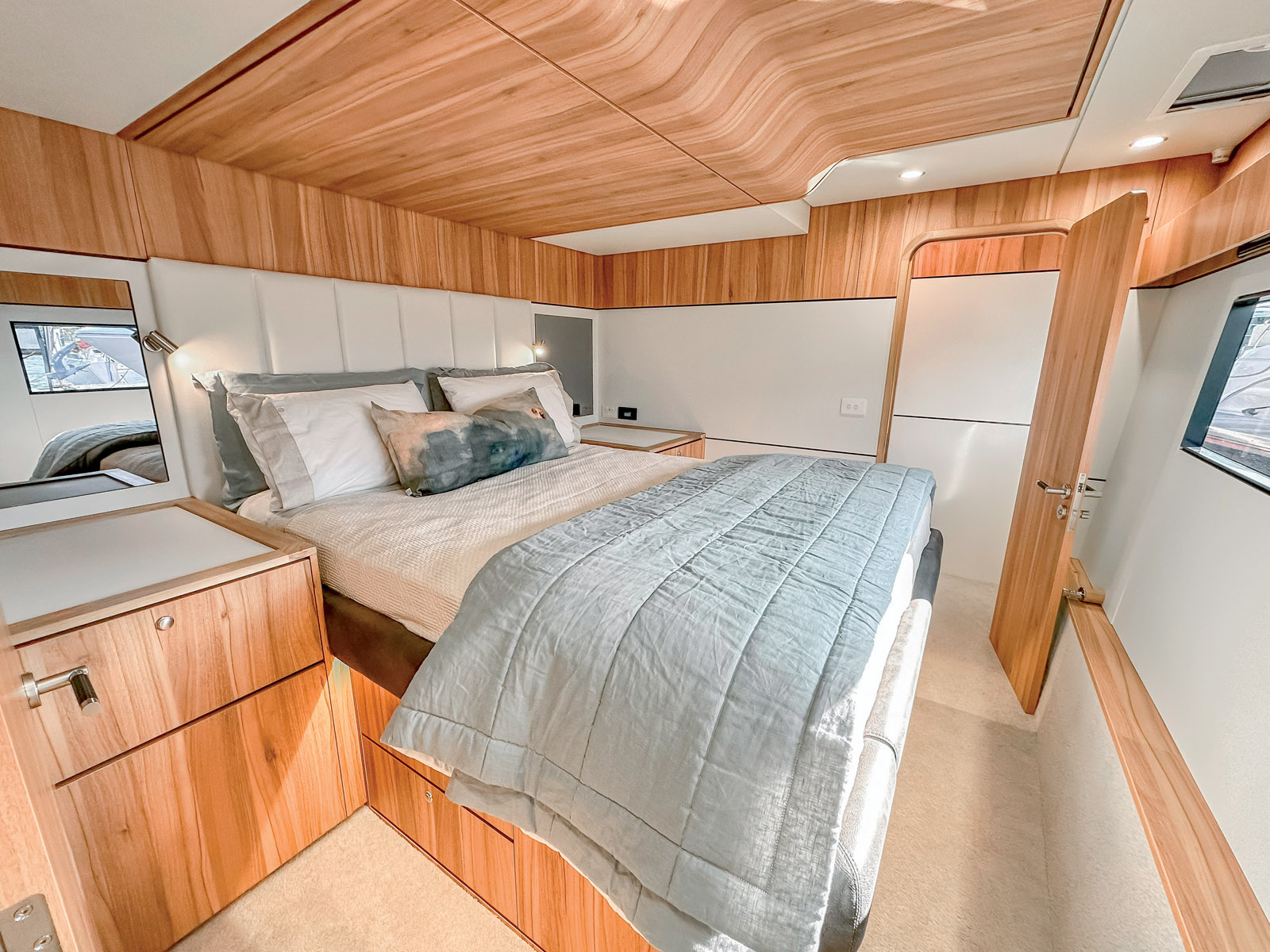 La cabine invités tribord est spacieuse et dispose d’une salle de bains attenante. 