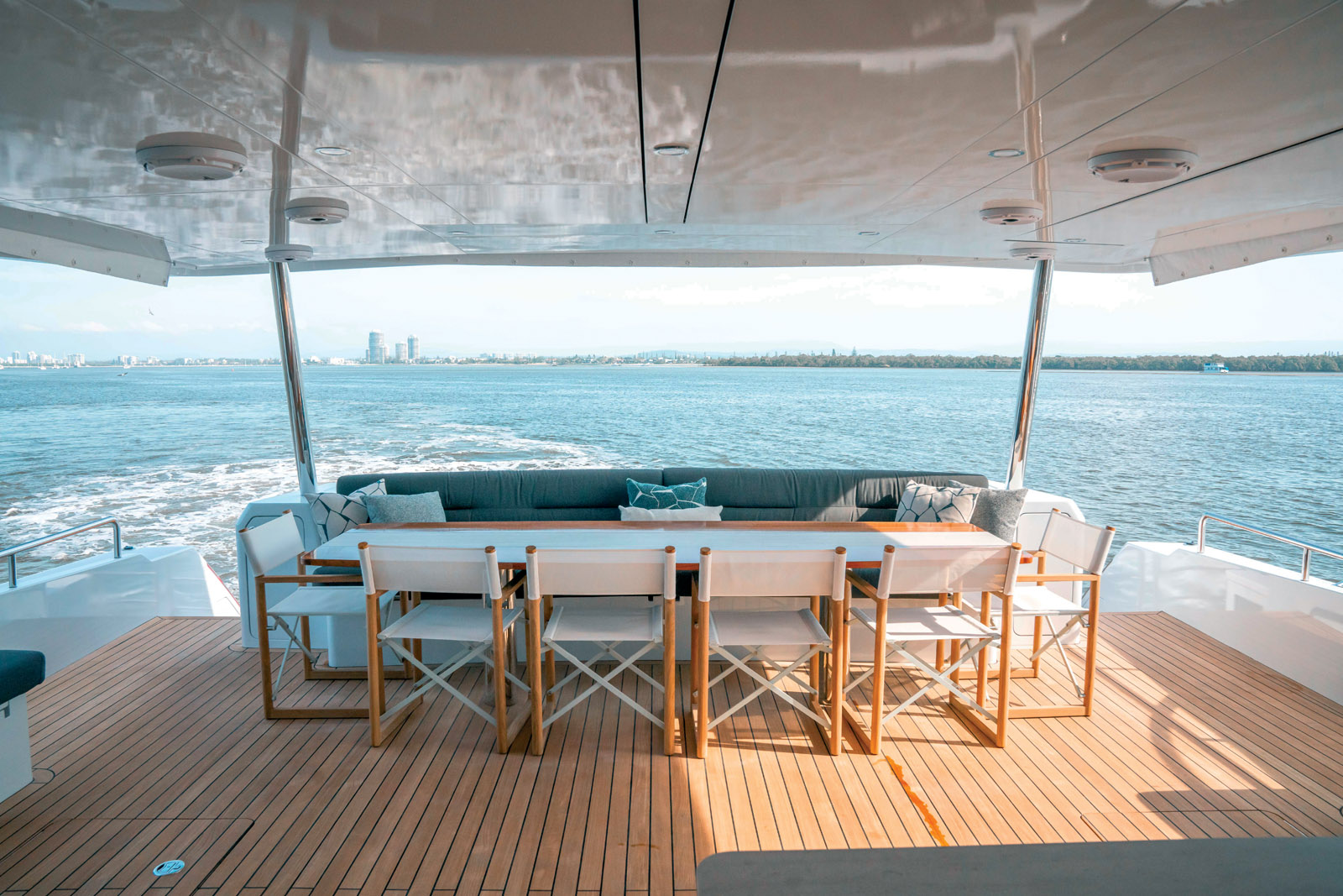 Entièrement couverte par le prolongement du toit, la banquette arrière avec table à manger peut accueillir dix personnes, et d’autres assises sont disponibles autour.