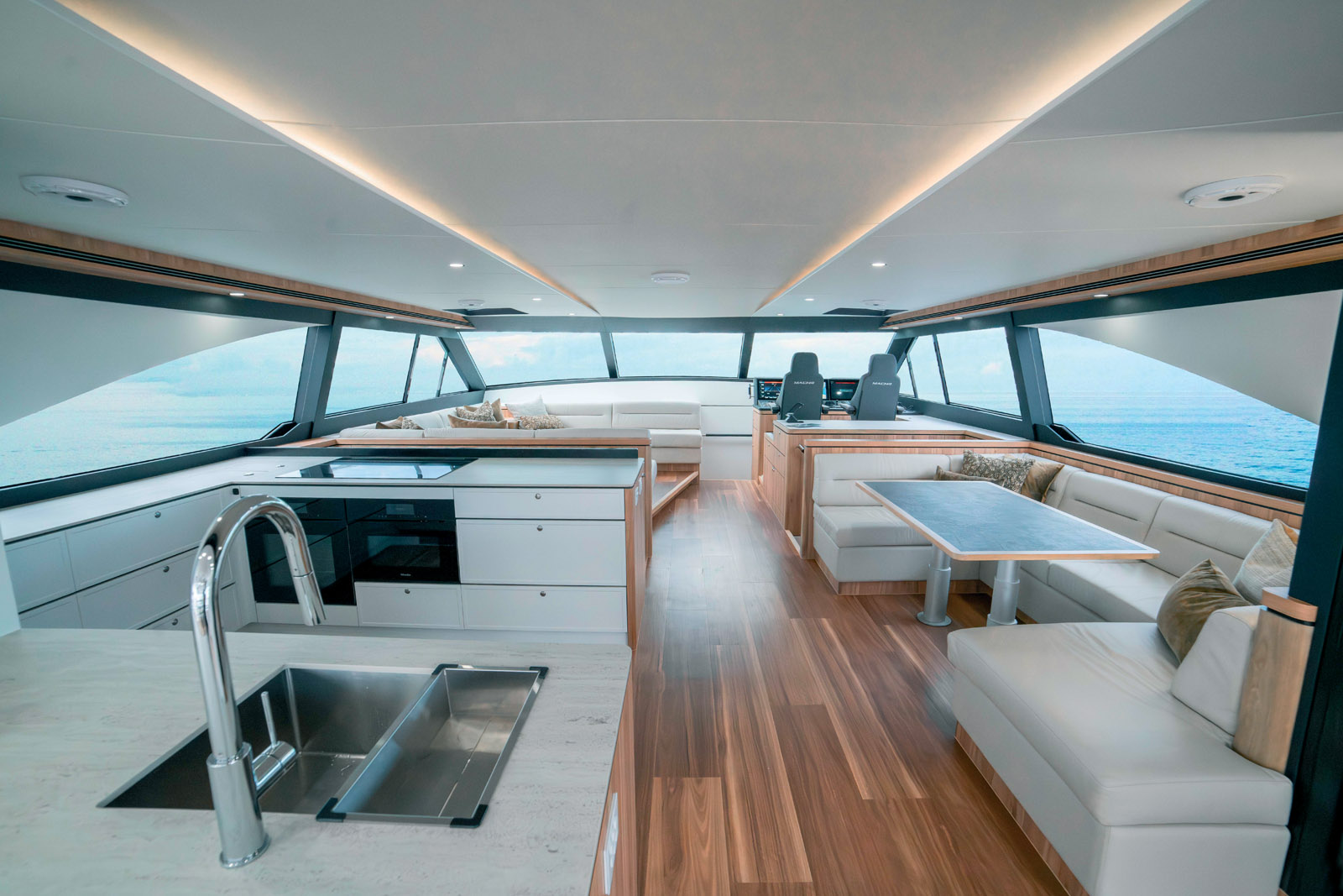 La nacelle est sobre mais confortable, avec un volume maximisé par des vitres latérales presque verticales.