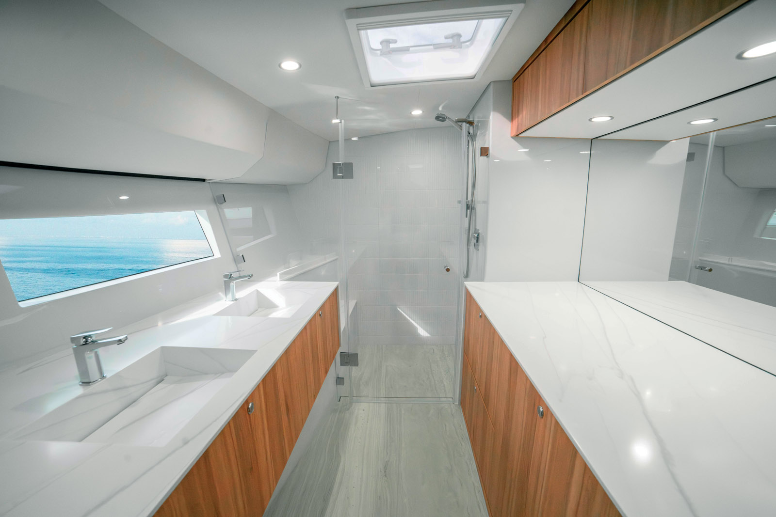 La salle de bains de la suite Propriétaire est équipée de deux lavabos et bénéficie d’une bonne ventilation.