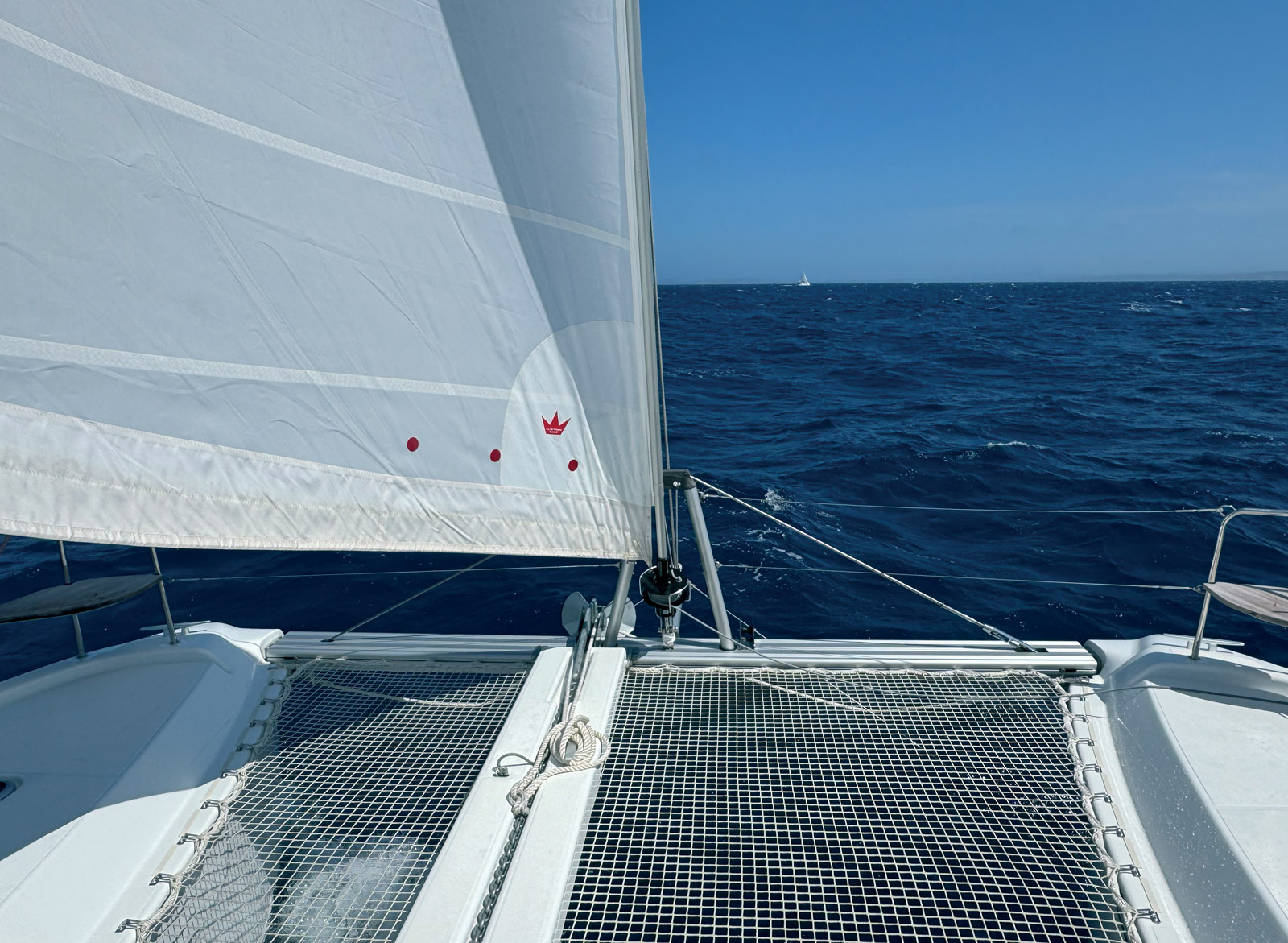 La goulotte de chaîne – tout comme le davier et le guindeau – est décalée sur bâbord, créant un grand et un petit trampoline…