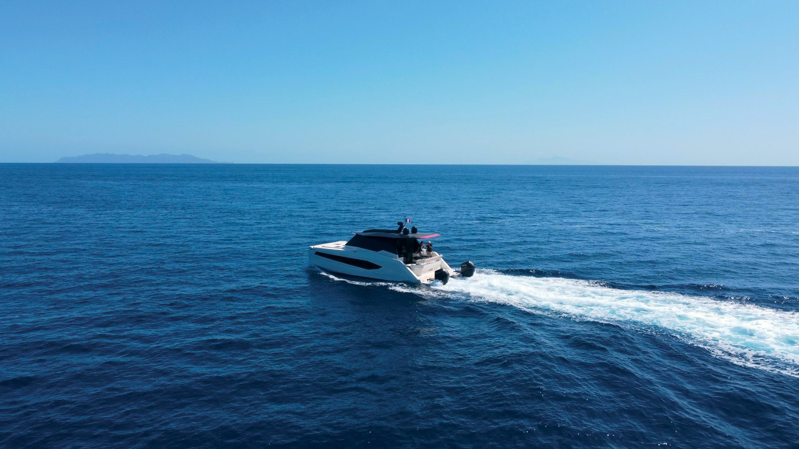 La nacelle placée assez haut permet de profiter d’un tunnel conséquent, et donc d’un bon coussin d’air. Le foil central dispose d’un support vertical pour plus de rigidité – et donc d’efficacité.