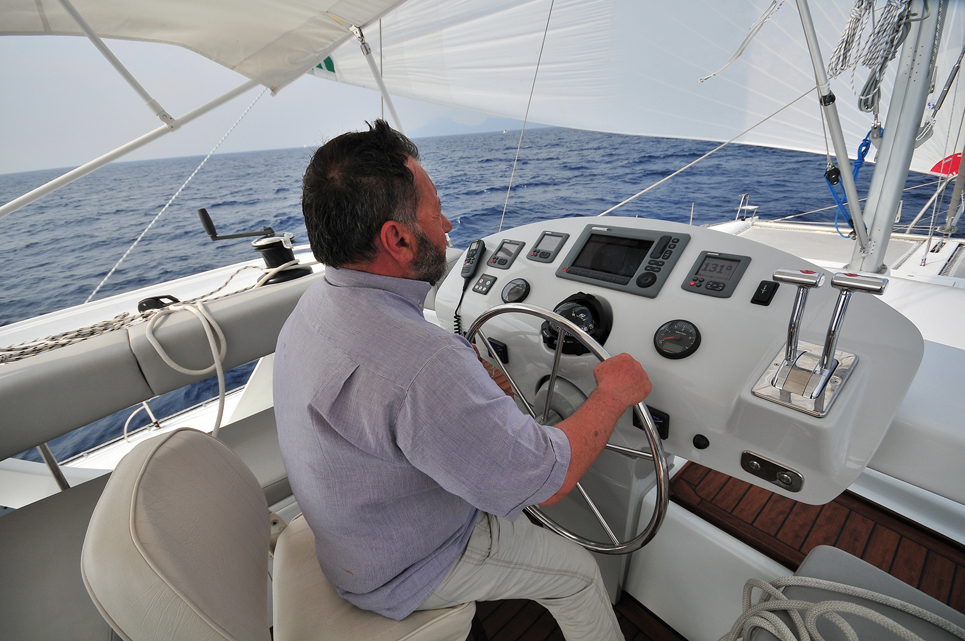 Une bonne visibilité panoramique depuis le poste de barre, mais une ergonomie de manœuvre délicate en l'absence de winches électriques