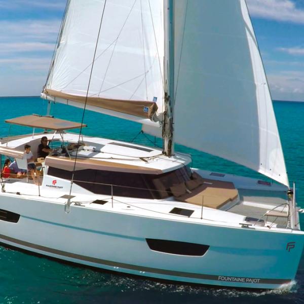 Grand bain de soleil à l'avant, navstation agréable et protégée, cockpit aménagé et déplacements aisés. Les interactions entre l'intérieur et l'extérieur ont été particulièrement travaillées.