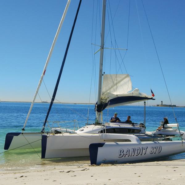 Dériveur intégral, le Bandit 870 échoue sur fonds adaptés ouvrant les possibilités originales d'une des meilleures allures de la croisière