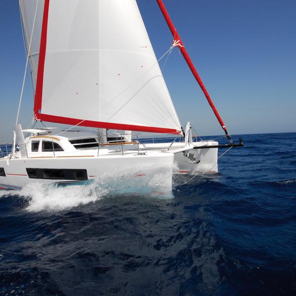 Le 47' est un catamaran de croisière rapide, élégant et efficace…