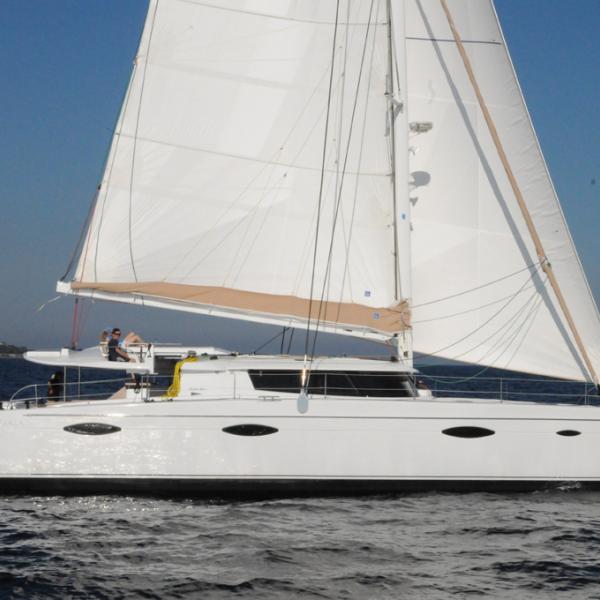 Une jolie ligne pour ce catamaran fin et racé.