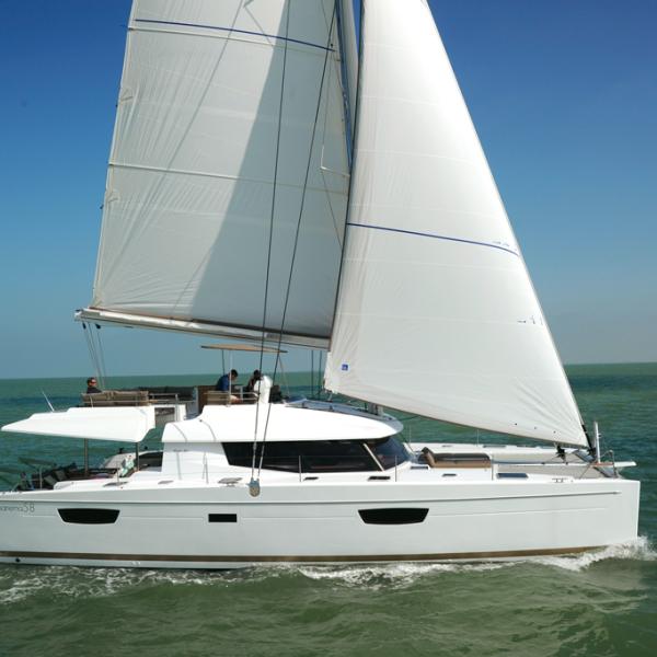 Le travail de lissage des proportions du flybridge permet de l'intégrer harmonieusement dans la silhouette générale