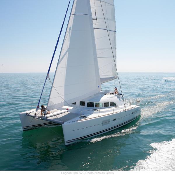 Un catamaran qui vous emmènera aussi loin que vos compétences nautiques le permettront. 