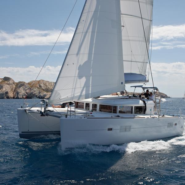 Silhouette plus tranchée, bordés verticaux, bimini bien intégré et plan de voilure copieux, le 400 affirme une personnalité différente de ses prédécesseurs.