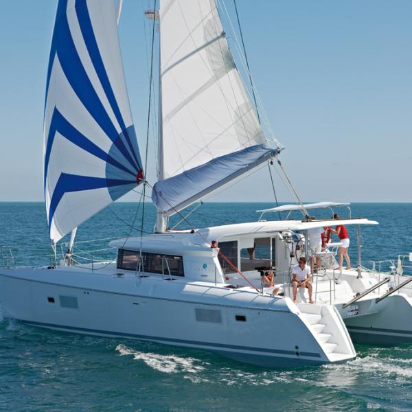 Grâce à un nouveau dessin du bimini rigide qui prolonge désormais le roof, le Lagoon 421 est nettement plus agréable à l’œil que son prédécesseur.