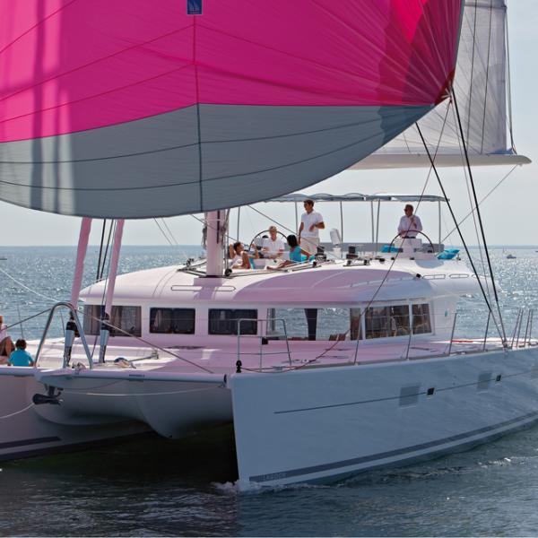 Le Lagoon 620 est un vrai bateau de propriétaire qui pourra aussi tenter ceux qui veulent se lancer dans le charter de luxe.