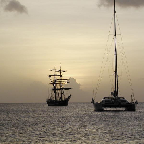 Les couchers de soleil des tropiques… Voilà ce que vous propose aussi Moorings avec ce 42 pieds.