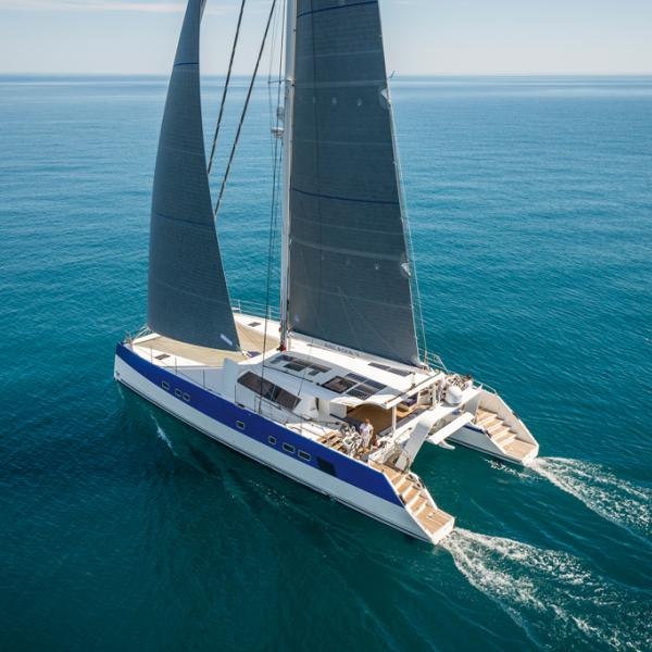 Ce C70' semi-custom, no 1 de la série, fait partie des rares multicoques de croisière capables d'animer des sillages dans de telles conditions