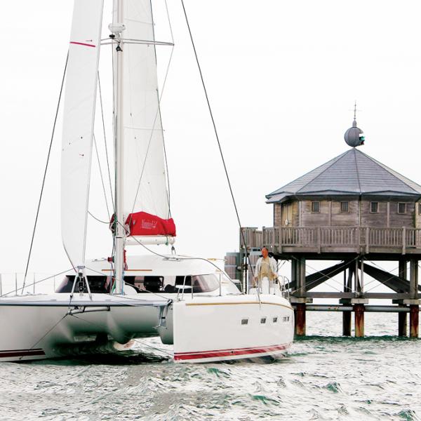 Les coques du 44’ restent assez fines et offrent un bon passage dans la mer formée.