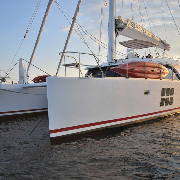 Un mouillage forain, un cata confortable, il ne reste qu'à profiter de la soirée…