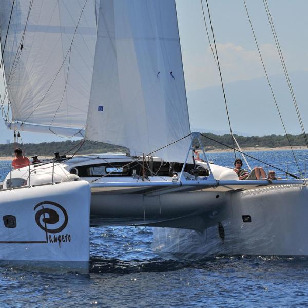 L'engin est bigrement typé sport : francs-bords impressionnants, étraves XXL, nacelle courte et fluide, et surtout une garde au sol superlative…