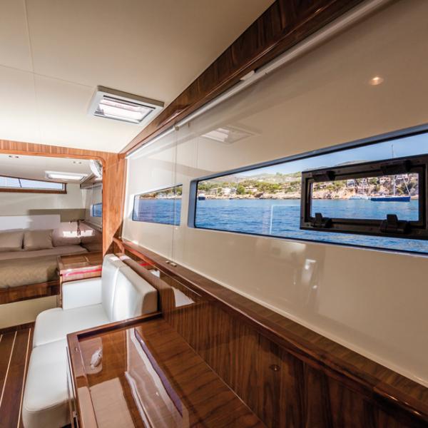 Le design intérieur joue habilement avec les accords de matières, la lumière et les reflets. La créativité formelle est servie par une ébénisterie de très haut niveau.