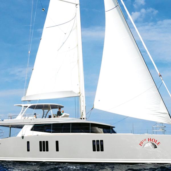 Pour adapter cette unité aux contraintes du charter de luxe, le chantier a choisi un plan de voilure très simple à utiliser pour un équipage réduit, car aussi bien occupé à d’autre tâches à bord.