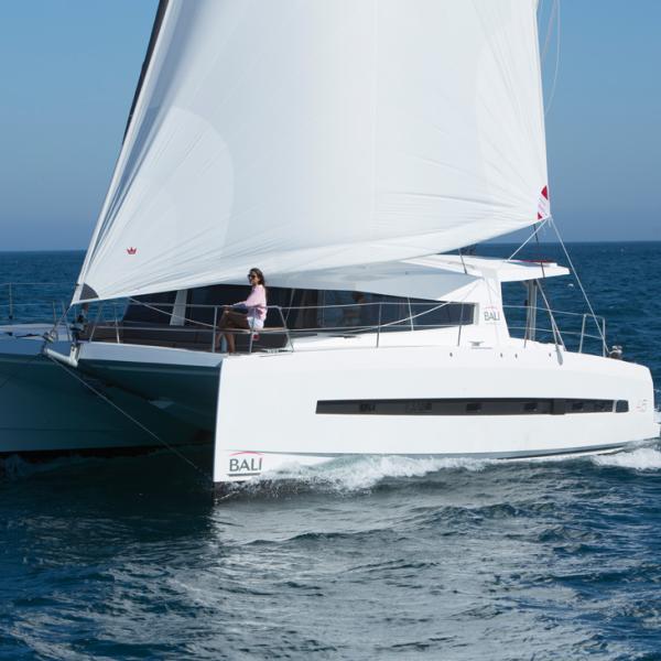 Bonne surprise, même par petit temps : grâce à son déplacement mesuré et à sa surface de toile plutôt généreuse, le 4.5 démarre plutôt vite.