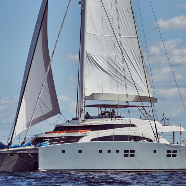 680 m² of canvas downwind, 460 m² upwind, the Sunreef 88 DD is a real sailboat making 7 knots in just 10 knots of wind 