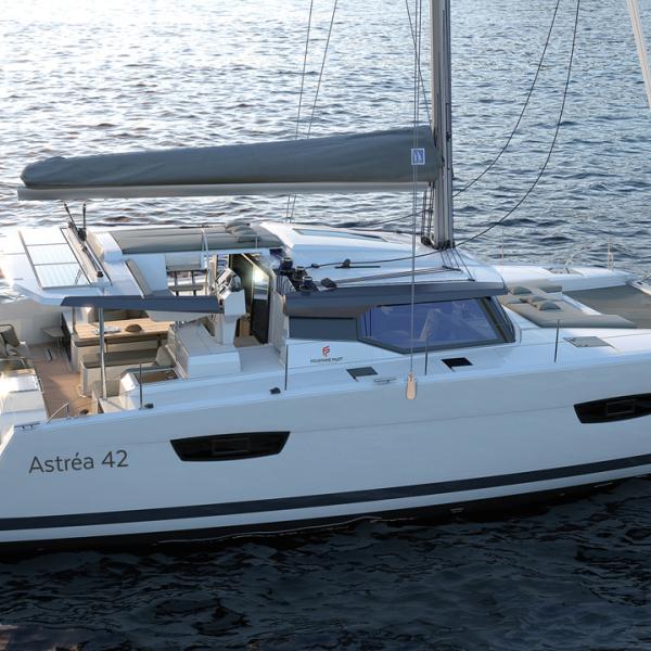 Un plan de voilure élancé et puissant pour un 42' à vocation de confort.