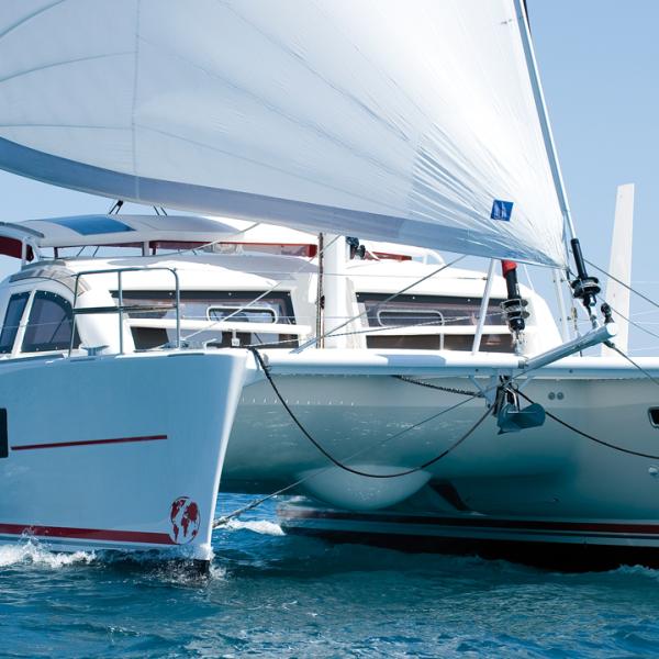Construction soignée en sandwich, dérives pour le cap au près et l’équilibre de barre, gréement puissant : ce Catana a tout bon sous voile.
