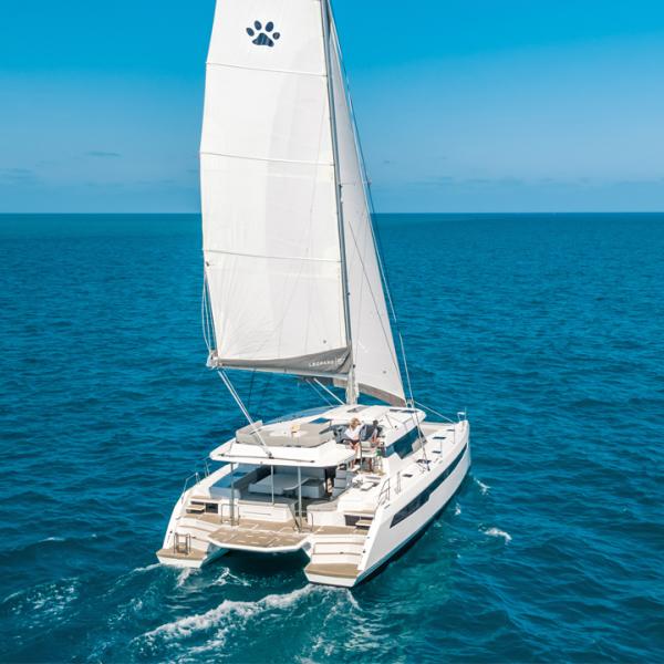 En version Lounge deck, le vit de mulet est placé un peu plus haut, mais n'empêche nullement le 50' de réaliser de bonnes performances à la voile.