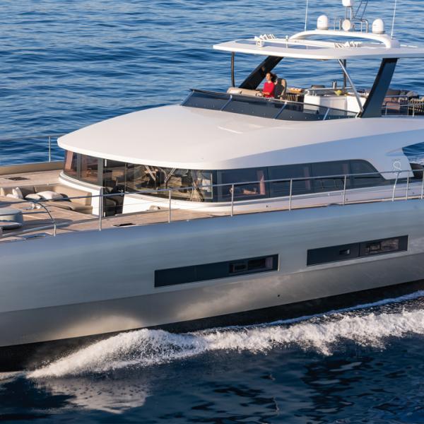 Le SEVENTY 8 bénéficie d’un dessin permettant un passage dans la mer optimisé pour accomplir de belles moyennes dans le plus grand confort. Ses carènes semi-planantes lui donnent un rapport vitesse/consommation très avantageux.